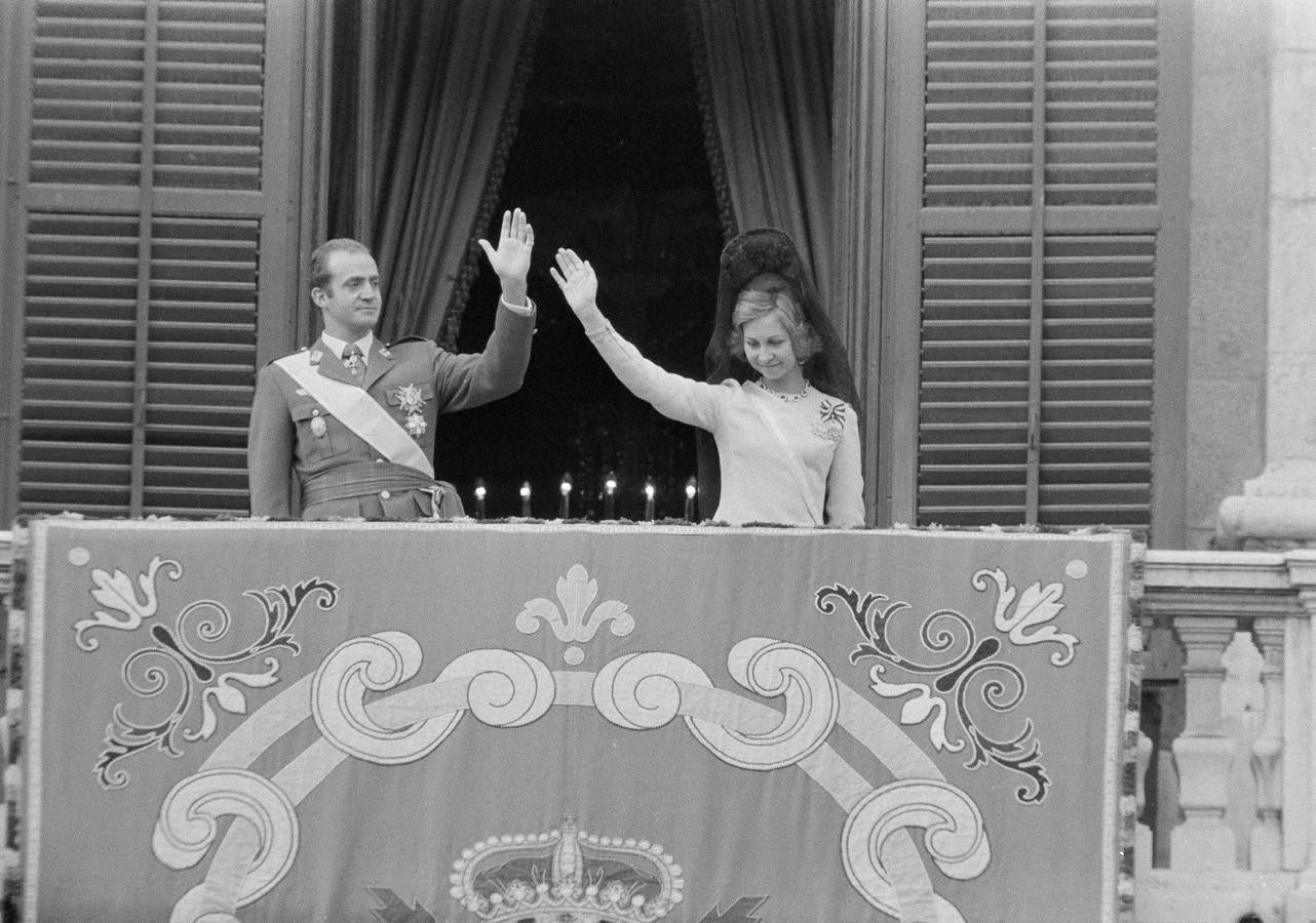 Don Felipe y Doña Sofía saludan, ya como Reyes de España, desde el balcón del Palacio Real de Madrid.