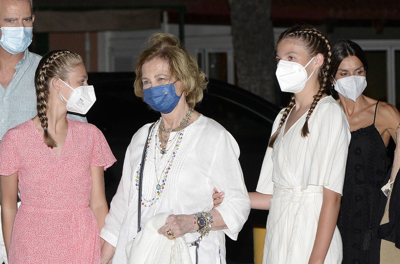 La reina Sofía junto a sus nietas, la princesa Leonor y la infanta Sofía, este verano en Mallorca. Agosto 2021