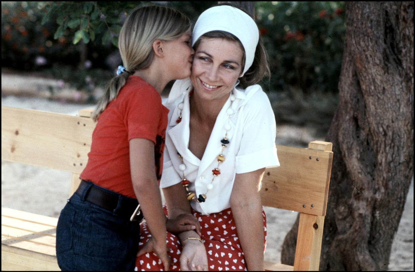 Otra bonita imagen de la Reina Sofía junto a uno de sus hijos, en este caso, la infanta Cristina.