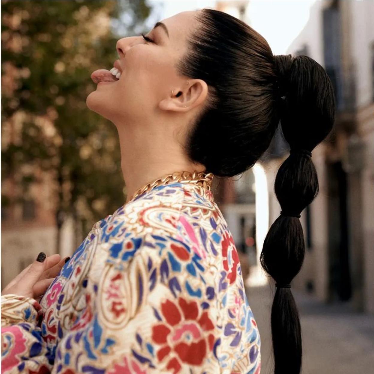 Pincha en la imagen para ver los peinados para pelo largo más favorecedores si tienes más de 50 años. 