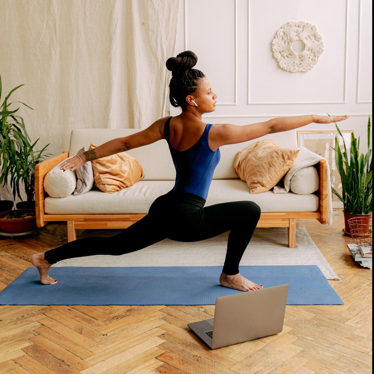 La postura del guerrero: yoga básico para tonificar los músculos de tus piernas