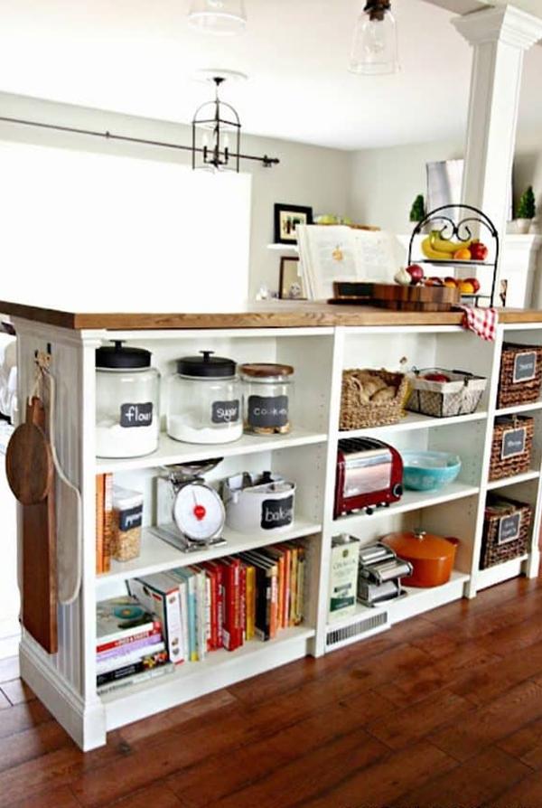 Nos encanta cómo el equipo de Golden Boys and Me han convertido una librería Billy ¡en una isla de cocina! Los laterales lisos se cambian por unos más bonitos (a juego con el resto de muebles, por ejemplo), se pone una encimera de madera... ¡y listo! Rápido, fácil y, sobre todo, barato.