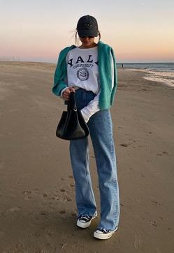 Imagen secundaria 2 - Sudaderas retro, la tendencia que triunfa entre las influencers (y que combinan de maravilla) que ya ha llegado al low cost