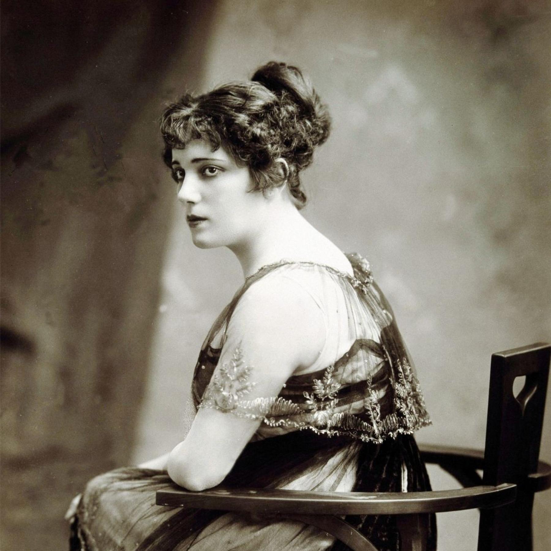 Raquel Meller, la mujer que cantó todos los cuplés: más rica y famosa que Gardel, murió en la pobreza cuando Sara Montiel resucitaba La violetera