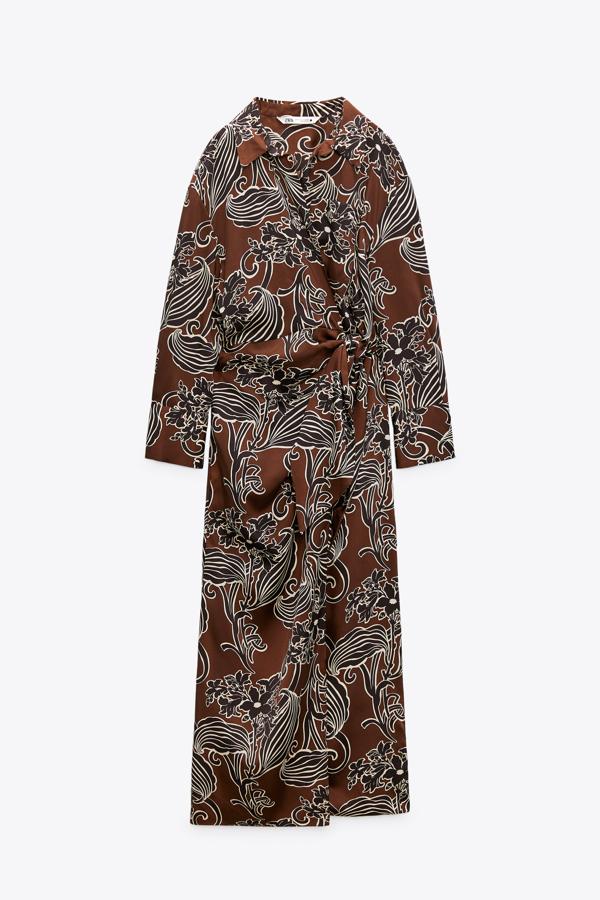 Los vestidos midi son una apuesta segura para todo tipo de celebraciones. Elige un diseño cruzado liegramente satinado en uno de los colores estrella del otoño, como el marrón, Vestido de Zara (39,99 euros). 