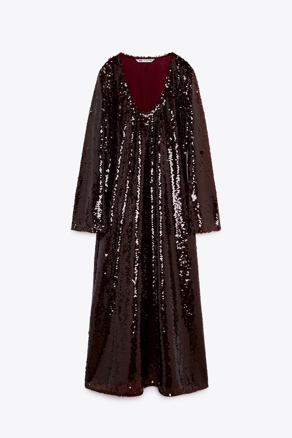 Y ya están aquí los primeros vestidos de cara a las próximas fiestas navideñas. Un vestido midi, con manga larga cubierto con lentejuelas de color marrón. Vestido largo de la nueva colección de Zara (49,99 euros)
