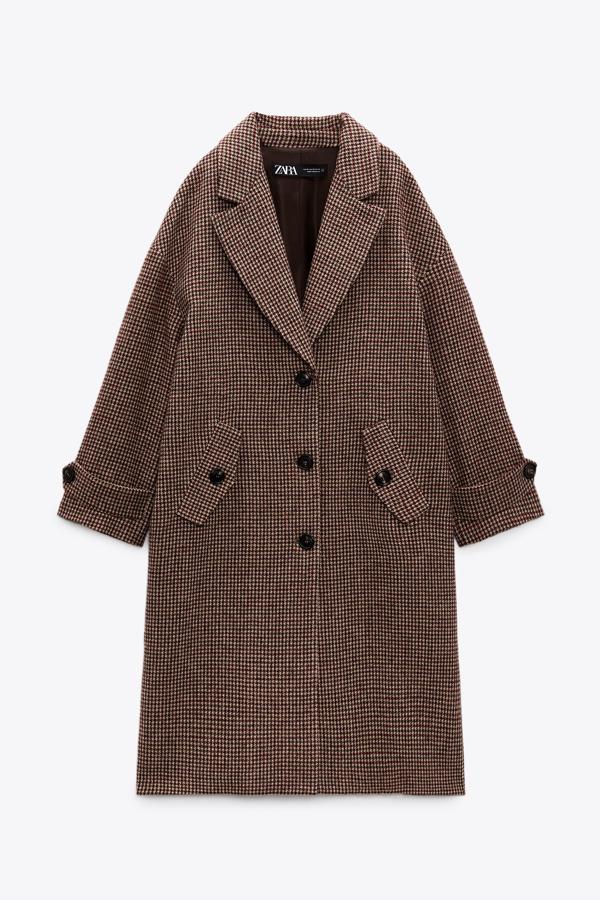 Los abrigos con estampado de cuadros son una buena alternativa al clásico abrigo masculino. Este diseño oversize de Zara lo tiene todo. Abrigo de lana de Zara (69,99 euros). 