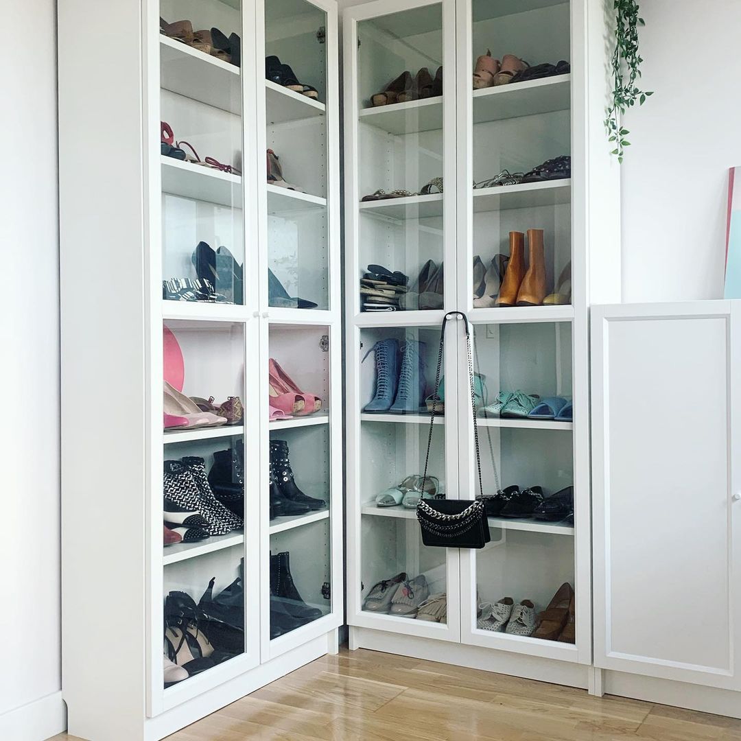 La Vecina Rubia, en su cuenta deco, nos propone crear nuestro zapatero con estanerías Billy con puertas de cristal. El resultado, perfecto.