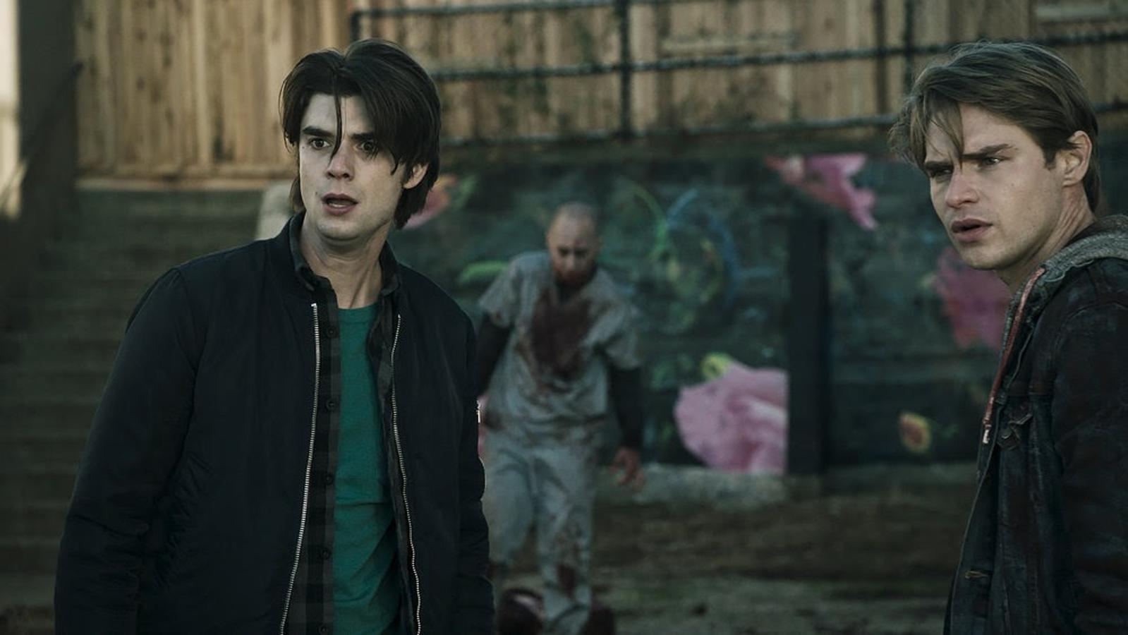 Inspirado en el universo zombi de George A. Romero, los showrunners Scott Thomas y Jed Elinoff ofrecen una nueva serie apocalíptica de zombis que sigue a un grupo de desconocidos que intentan sobrevivir las primeras 24 horas de una invasión de muertos vivientes en su pequeña ciudad llena de conflictos. Esta oda a los famosos zombies de Romero nos recuerda que a veces todo lo que se necesita para unir a la gente es una horda de zombis hambrientos que intentan destrozarlos