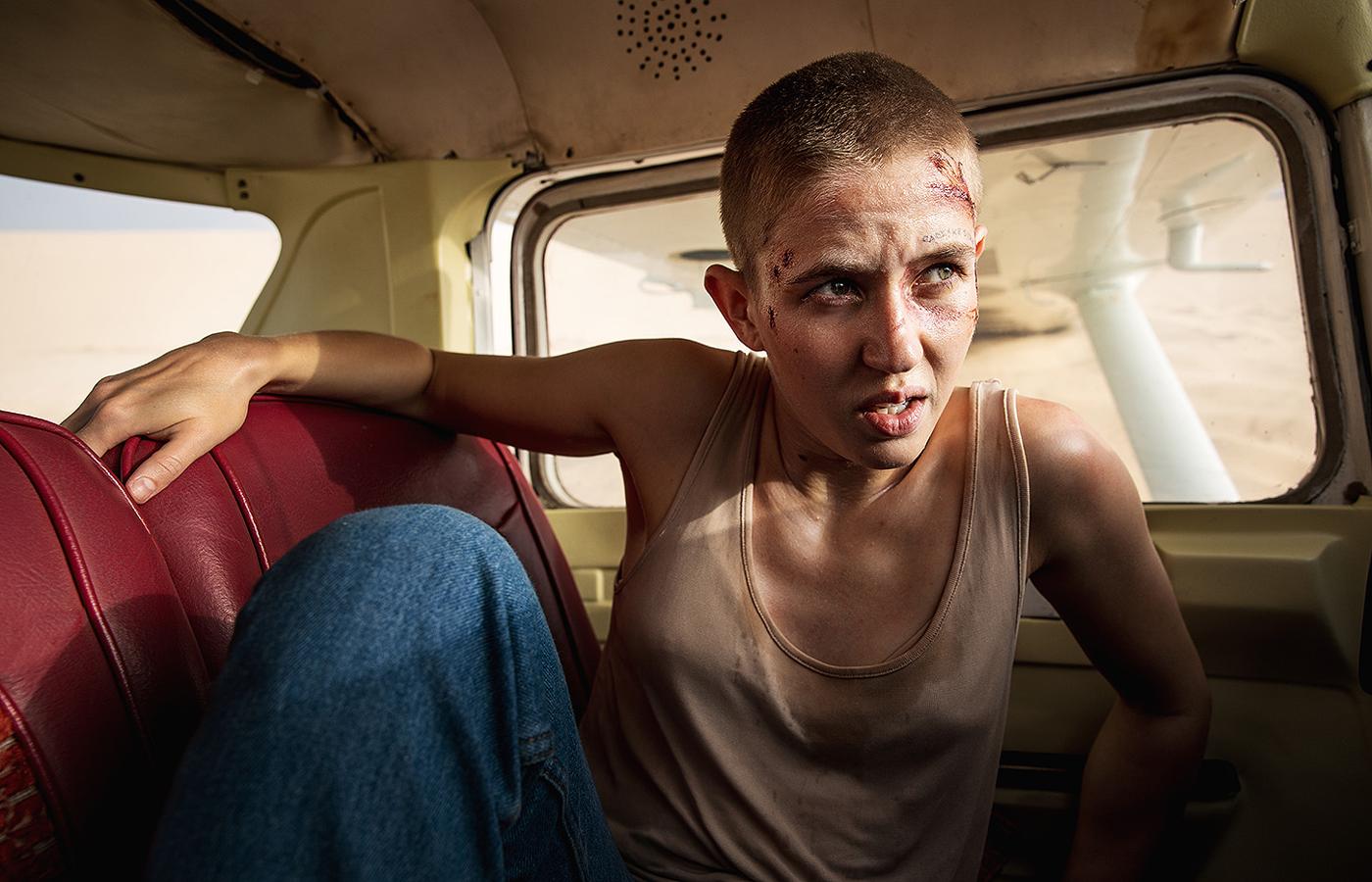 Esta serie danesa sigue a la feroz y encantadora Julie (Marie Reuther) de 18 años en un viaje de redescubrimiento, después de perder a sus padres y a su hermano en un accidente de avión. De repente, se encuentra sola en una gran mansión con coches caros en el garaje y, en teoría, todo con lo que la mayoría de la gente solo sueña: juventud, belleza y dinero, mucho dinero, pero las posesiones materiales ya no tienen valor para Julie y se ve obligada a buscar una razón para continuar. Se embarca en un viaje salvaje y turbulento que la lleva desde su Dinamarca natal a los rincones más lejanos del mundo. La serie está basada en la novela 'Muleum' de Erlend Loe.