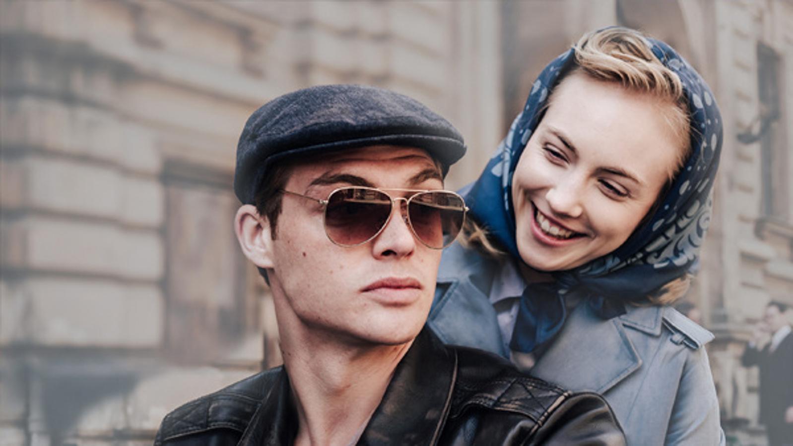 Un arrollador éxito de audiencia en Alemania que adapta el best-seller homónimo de Peter Prange y relata la historia de la familia Wolf en la posguerra alemana, en los años 40 y 50.