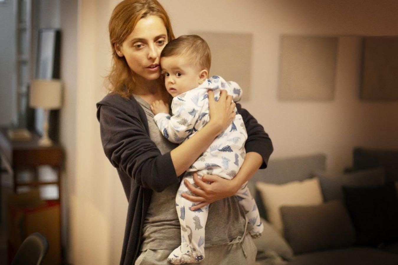 ¿Qué pasaría si entrásemos en la intimidad de tres mujeres en uno de los momentos más importantes de sus vidas? Cuando superas los 30 se supone que ya estás más cerca de la persona adulta que serás siempre, pero ¿qué pasaría si a esas alturas los grandes pilares de tu vida se tambaleasen? Vida perfecta, creada por Leticia Dolera y Manuel Burque,cuenta la historia de María, Cristina y Esther quienes, por distintas razones, están en medio de una crisis vital. Las tres mujeres descubrirán que su vida no tiene por qué ser tal y como la habían planeado.