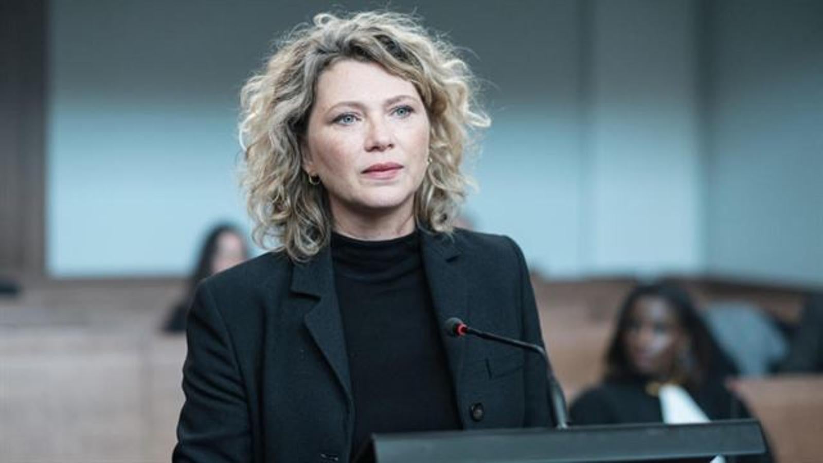 En un pequeño pueblo de Bretaña, Gloria (Cécile Bois), madre de tres hijos, ve su vida tambalearse cuando su esposo se marcha a trabajar una mañana y nunca regresa. Mientras ella lucha por descubrir la verdad sobre su desaparición, debe enfrentarse alas sospechas de su familia y enfrentarse a la capitana de policía Marianne Volton, quien le guarda un viejo rencor. Remake francés de la serie de la BBC 'Keeping Faith'.