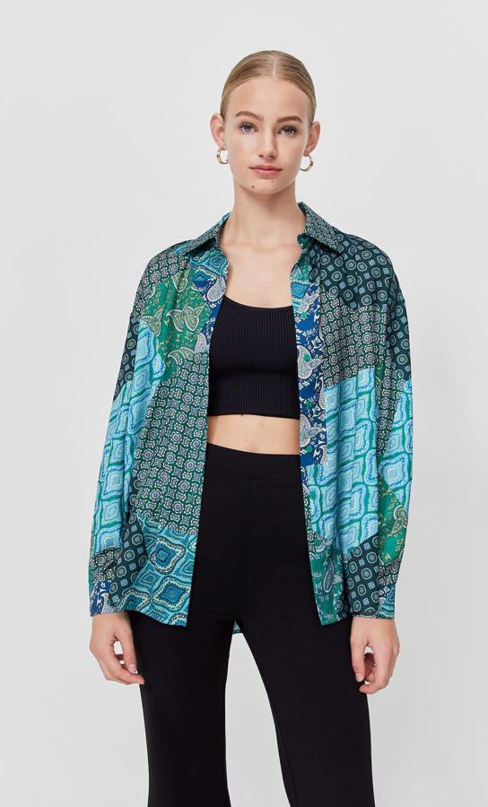 Con mangas largas acabadas en puño y cuello de solapa, esta camisa de bajo asimétrico redondeado está disponible en siete diseños diferentes, lisos o estampados, y cuesta 19,99 euros. Podemos encontrarla en Pull&Bear entre las tallas XS y XL.