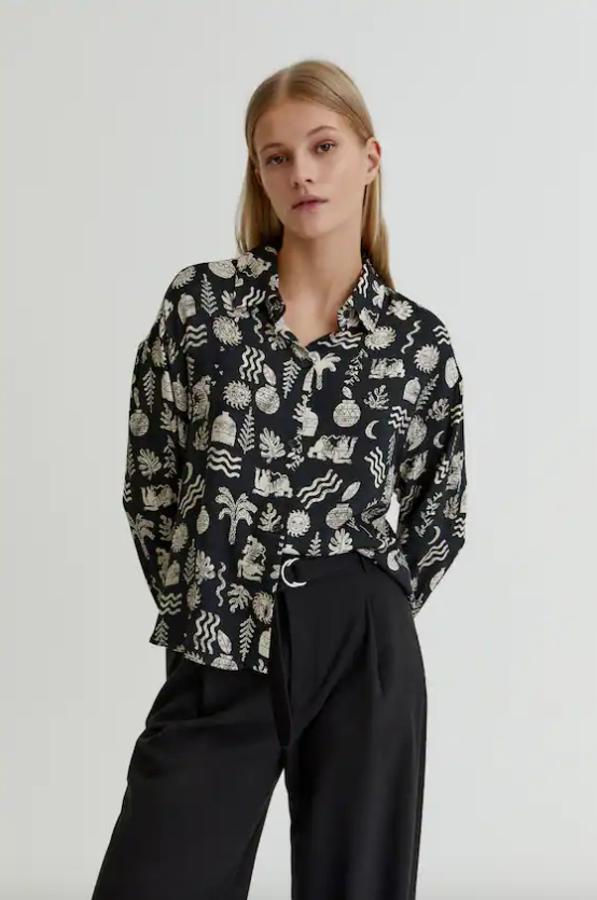 Con cuello de solapa y estampado a contraste en blanco, esta camisa negra de Pull&Bear con cierre de botones frontal y bajo recto podemos encontrarla entre las tallas XS y XL y cuesta 19,99 euros. 