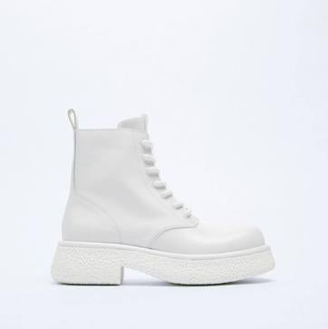 Imagen secundaria 1 - Las botas militares favoritas de las influencers que mejoran tus looks con vestidos y vaqueros