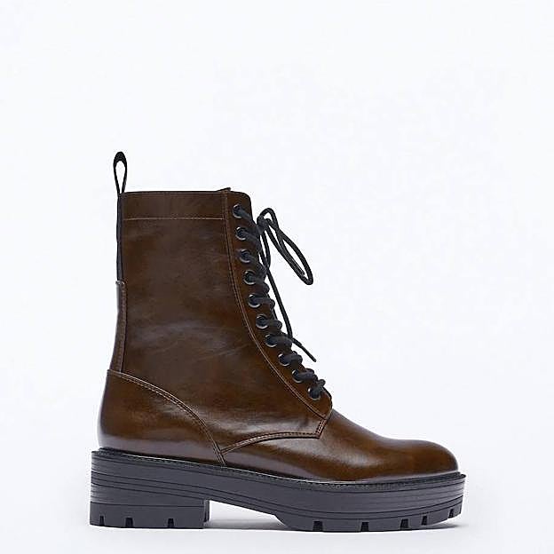 Imagen principal - Las botas militares favoritas de las influencers que mejoran tus looks con vestidos y vaqueros