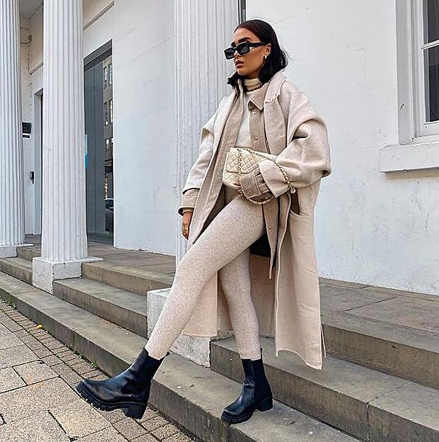 Imagen principal - De talle alto, pitillo y en color beige: así son los pantalones con truco que usan las influencers y famosas para conseguir un look que estiliza (y están en Mango y H&amp;M)