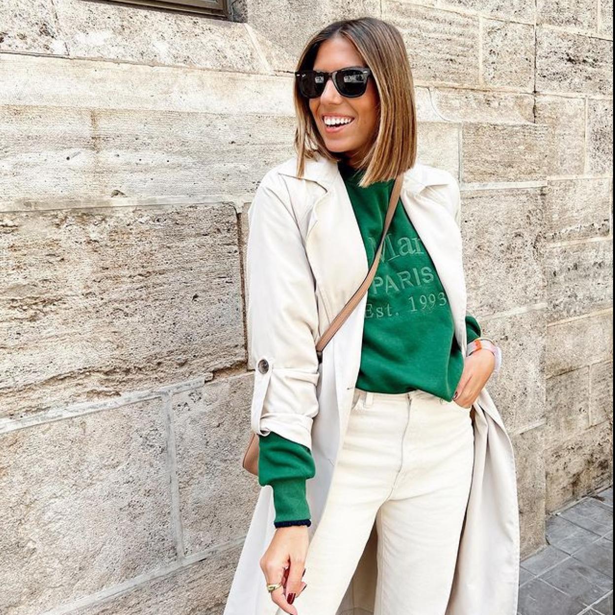 Pincha en la imagen para ver las 9 sudaderas de Mango que son perfectas para un look de oficina casual con blazer y vaqueros.