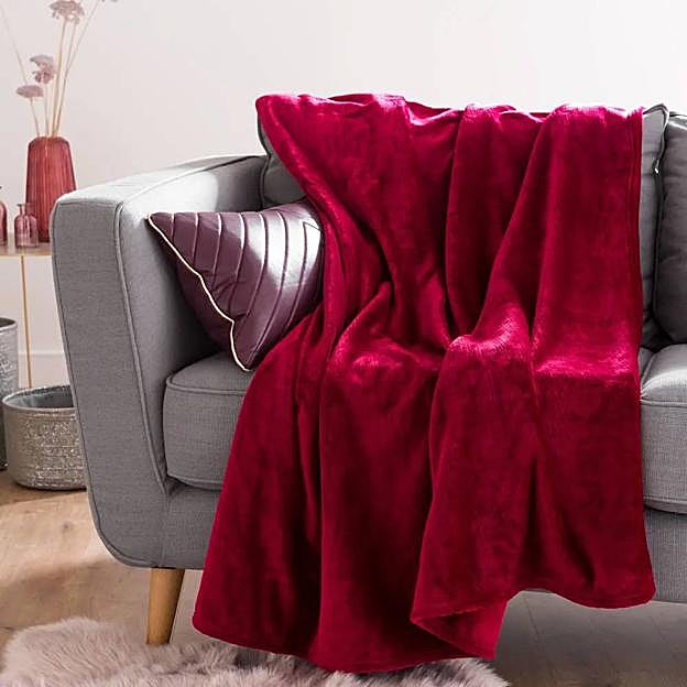 La manta color cereza tiene un precio de 19,99 €