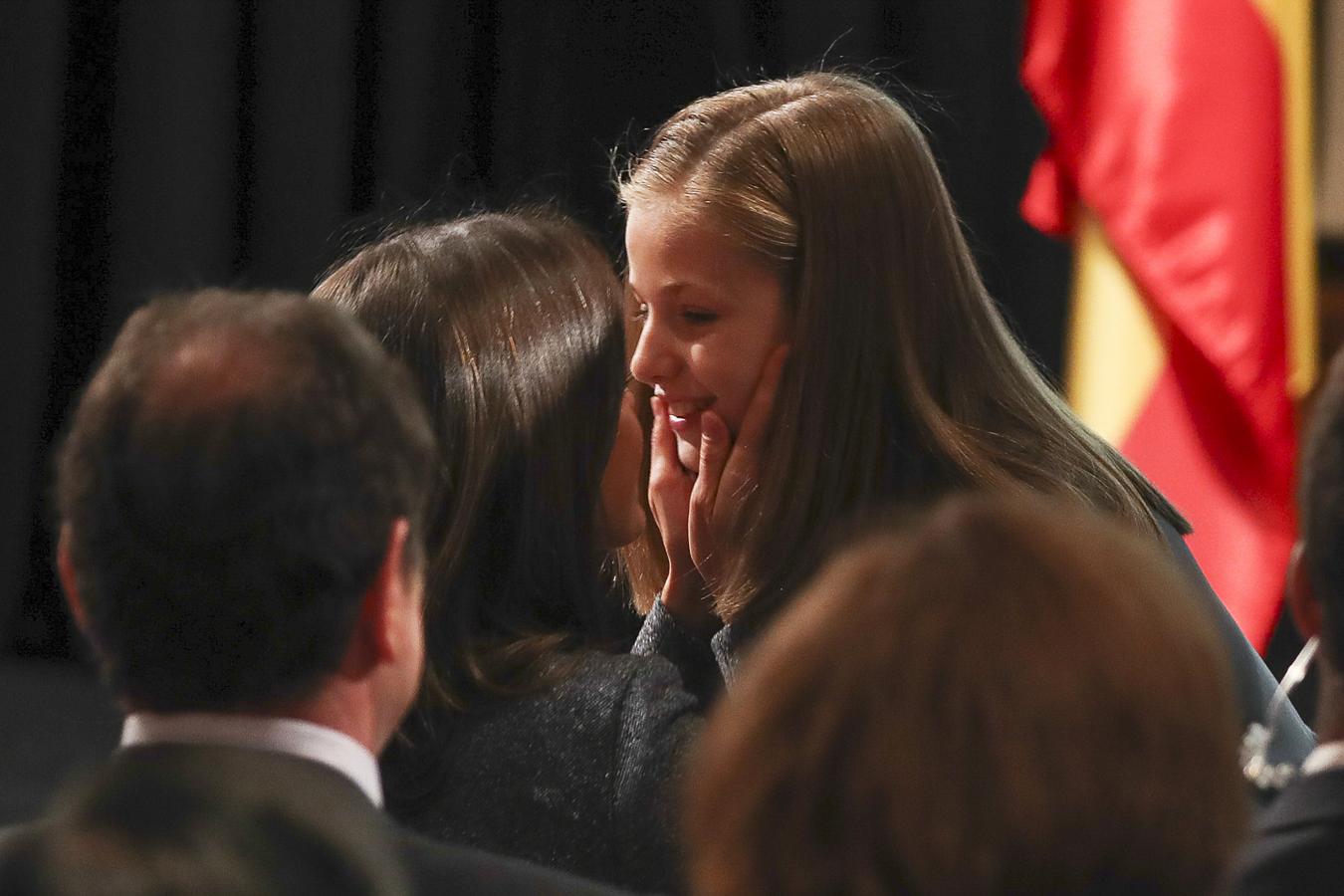 La Princesa Leonor leyó el artículo 1 de la Constitución española el pasado mes de diciembre, durante los actos de conmemoración del 40º Aniversario de la Carta Magna. Cuando terminó, las cámaras captaron esta bonita imagen de la Reina con su hija.