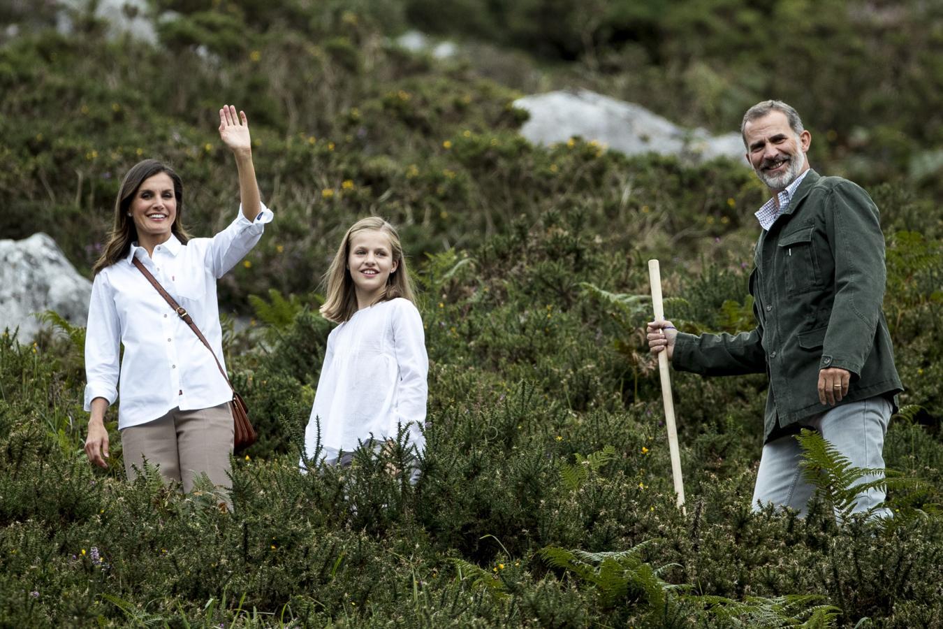 A principios del mes de septiembre, Leonor realizó junto a sus padres  su primer viaje oficial a Asturias , donde la Familia Real nos dejó imágenes tan bonitas como esta.