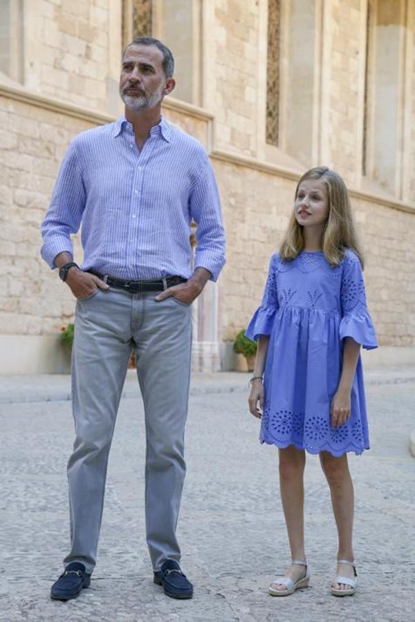 Una bonita imagen de la Princesa Leonor y su padre durante sus vacaciones de verano en Palma. La heredera llevaba  un vestido de Zara que se agotó  casi al momento.