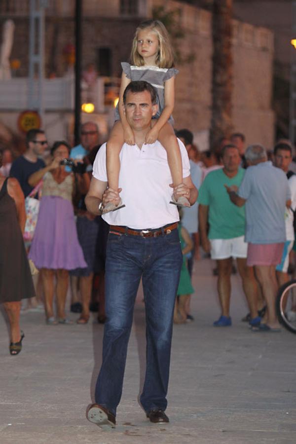 Como a cualquier niña, a Leonor también le gusta que su padre la lleve a hombros...