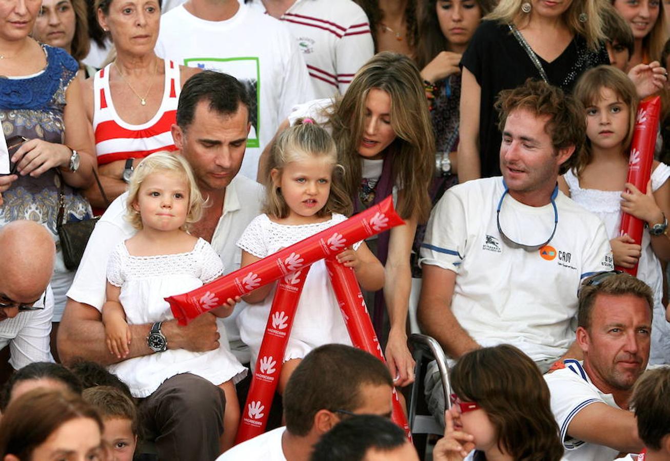 Las pequeñas Leonor y Sofía junto a Don Felipe y Doña Letizia en un concierto en Palma de Mallorca en el verano de 2009.