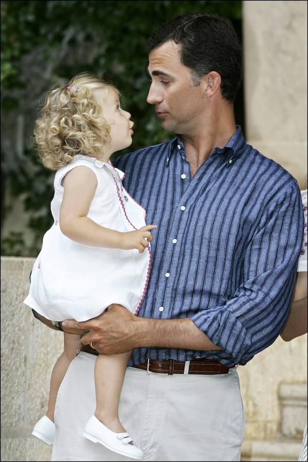 Don Felipe y la pequeña Leonor, en una imagen de complicidad adorable entre padre e hija.