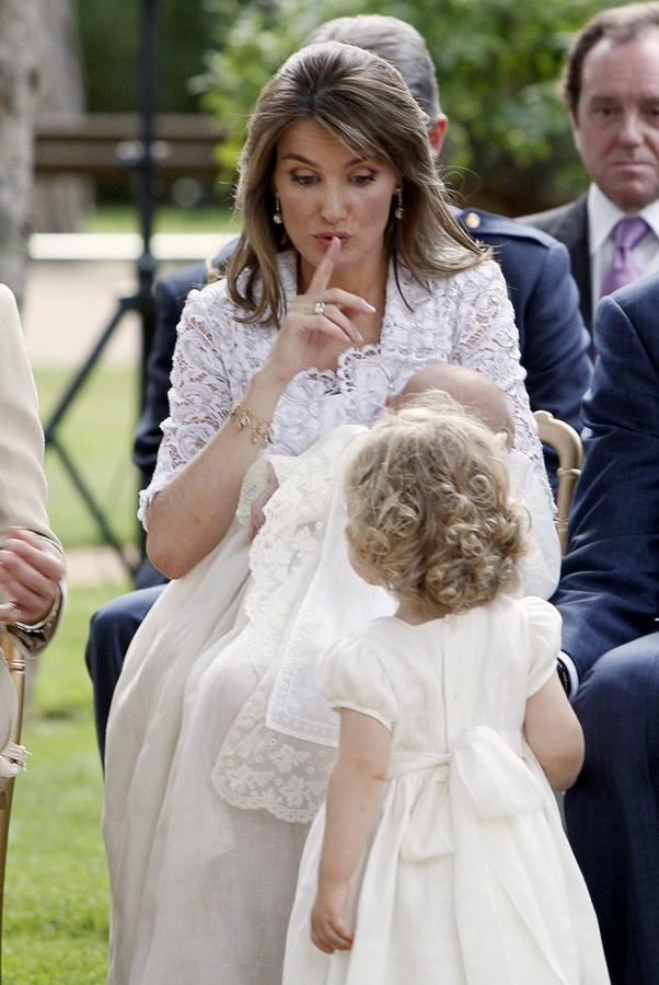 Divertida imagen de Doña Letizia pidiendo a Leonor silencio para no despertar a la pequeña Sofía el día de su bautizo.