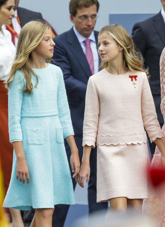 La Princesa Leonor y la Infanta Sofía comparten muchos gestos de complicidad, como este que captaron las cámaras en el  desfile del Día de la Hispanidad , el 12 de octubre de 2019.