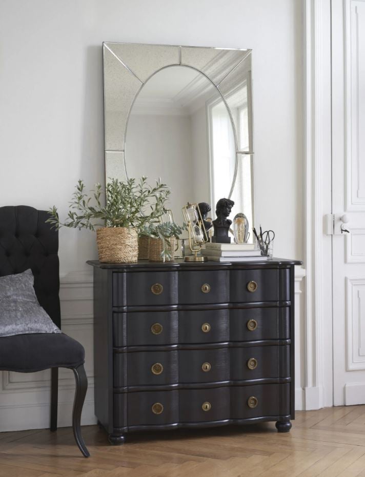 Los espejos son una solución perfecta para multiplicar los espacios. Este es de Maisons du Monde y cuesta 239 euros.