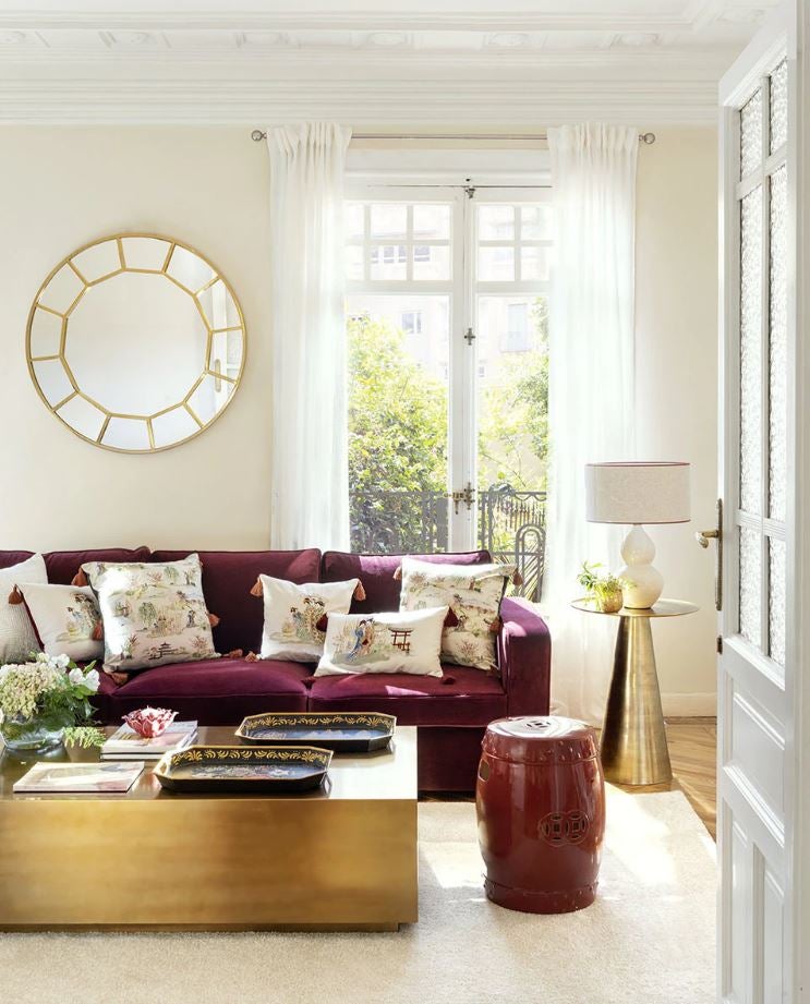 La luz es clave para que los espacios parezcan más grandes, por eso, las superficies en las que se reflejan consiguen multiplicar esa sensación de amplitud. El espejo cuesta 279 euros y la mesa de centro, 650 euros. Todo en El Corte Inglés.