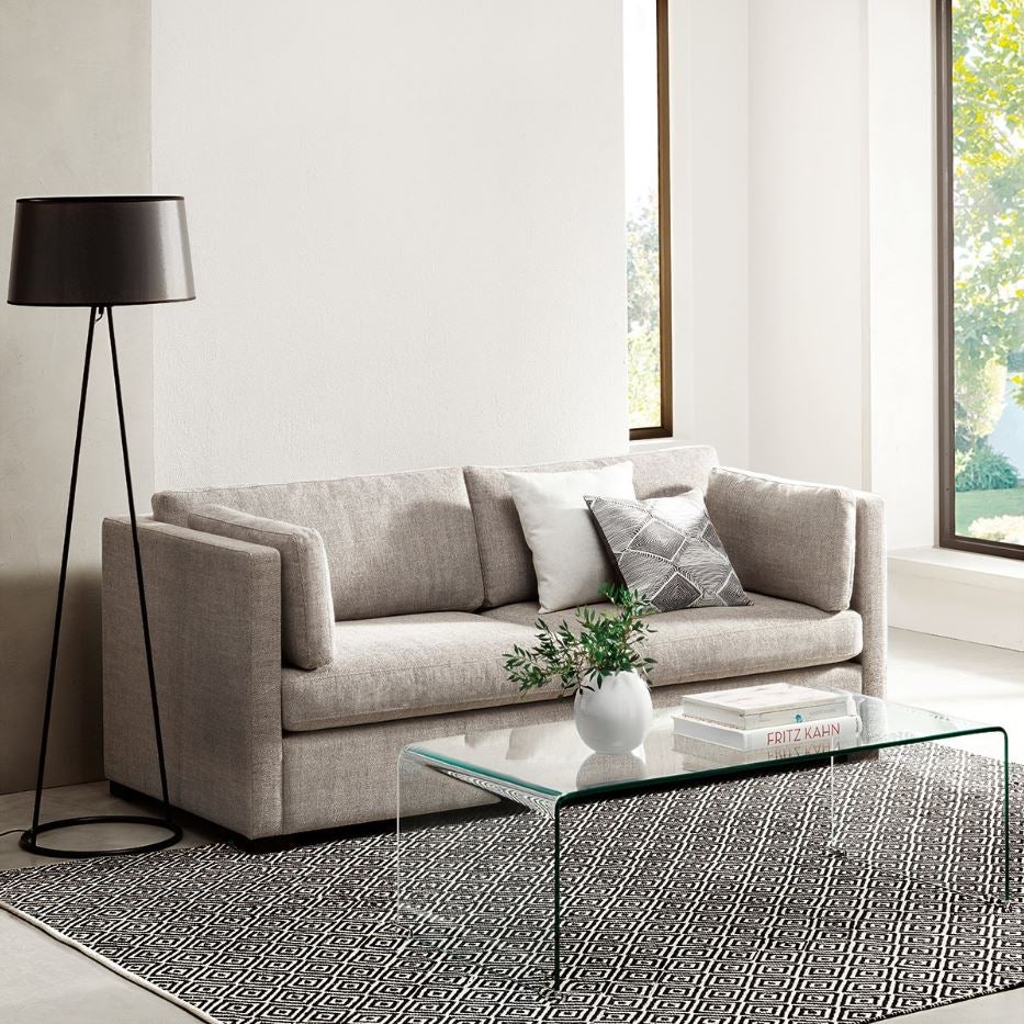 Esta mesa auxiliar de matacrilato se 'camufla' en el salón, cumpliendo sus funciones pero sin quitar espacio. Cuesta 250 euros en El Corte Inglés.