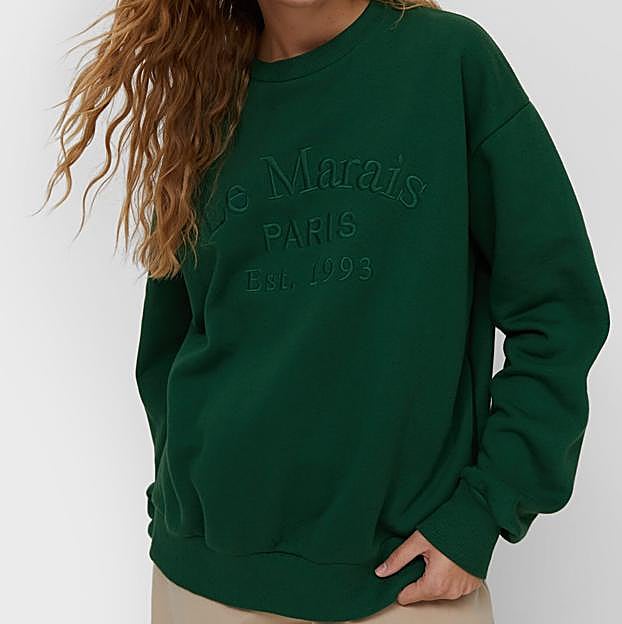 Imagen principal - Las sudaderas de Stradivarius que están arrasando por su estilo retro y porque parecen de lujo (y están disponibles en cuatro colores)