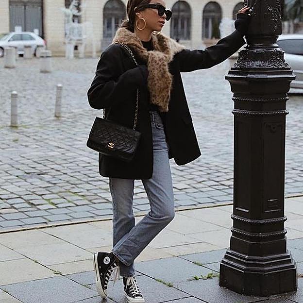 Imagen principal - Julie Sariñana lleva años explorando las mil y una posibilidades de este par de zapatillas de color negro. Los abrigos largos, los bolsos icónicos, las prendas sencillas de punto y los vaqueros rectos son sus mejores aliados. 