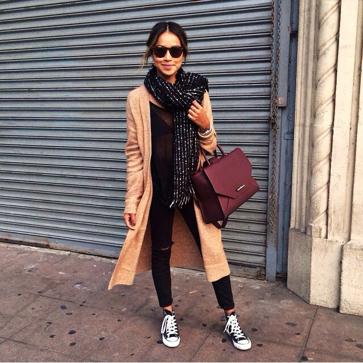 Imagen secundaria 1 - Julie Sariñana lleva años explorando las mil y una posibilidades de este par de zapatillas de color negro. Los abrigos largos, los bolsos icónicos, las prendas sencillas de punto y los vaqueros rectos son sus mejores aliados. 