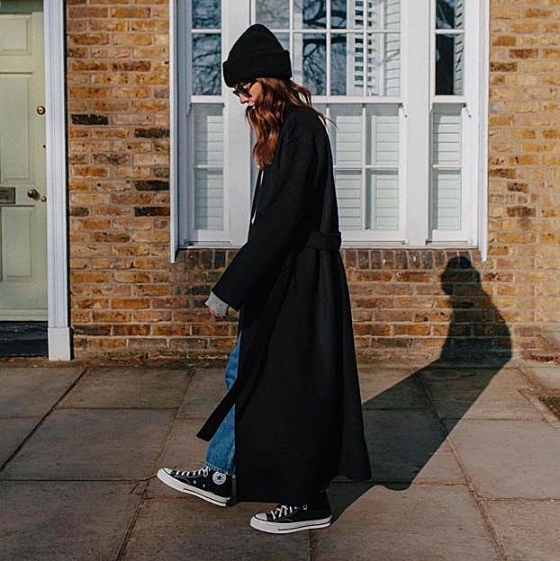 Imagen principal - Minimalismo en estado puro y colores neutros, como el gris o el negro, es lo que propone Kim de Love Cloth Blog. Una propuesta perfecta para las que huyen de las tendencias del momento y apuestan siempre por los básicos. 