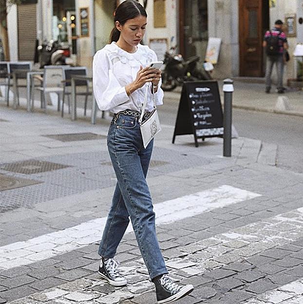 Imagen principal - Melissa Villarreal también adora las zapatillas Converse de color negro, pero suele arriesgar un poco más que su hermana Grace. Sus propuestas incluyen blusas blancas románticas, monos vaqueros y abrigos cortos de pelo. 