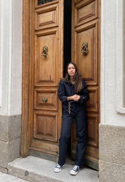 Imagen secundaria 2 - Melissa Villarreal también adora las zapatillas Converse de color negro, pero suele arriesgar un poco más que su hermana Grace. Sus propuestas incluyen blusas blancas románticas, monos vaqueros y abrigos cortos de pelo. 