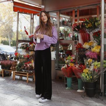 Imagen secundaria 1 - Comodidad, estilo y elegancia se unen en los looks de Grace Villarreal. Pantalones anchos, chaquetas de tweed, camisas con estampado de cuadros, americanas masculinas y tonos pastel son algunas de sus propuestas para lucir sus zapatillas Converse. 