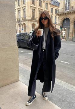 Imagen secundaria 2 - Felicia Akerstrom es una auténtica maestra a la hora de crear looks minimalistas y elegantes. Colores neutros, prendas de líneas sencillas, complementos de grandes marcas y un par de zapatillas Converse completan su guardarropa. 