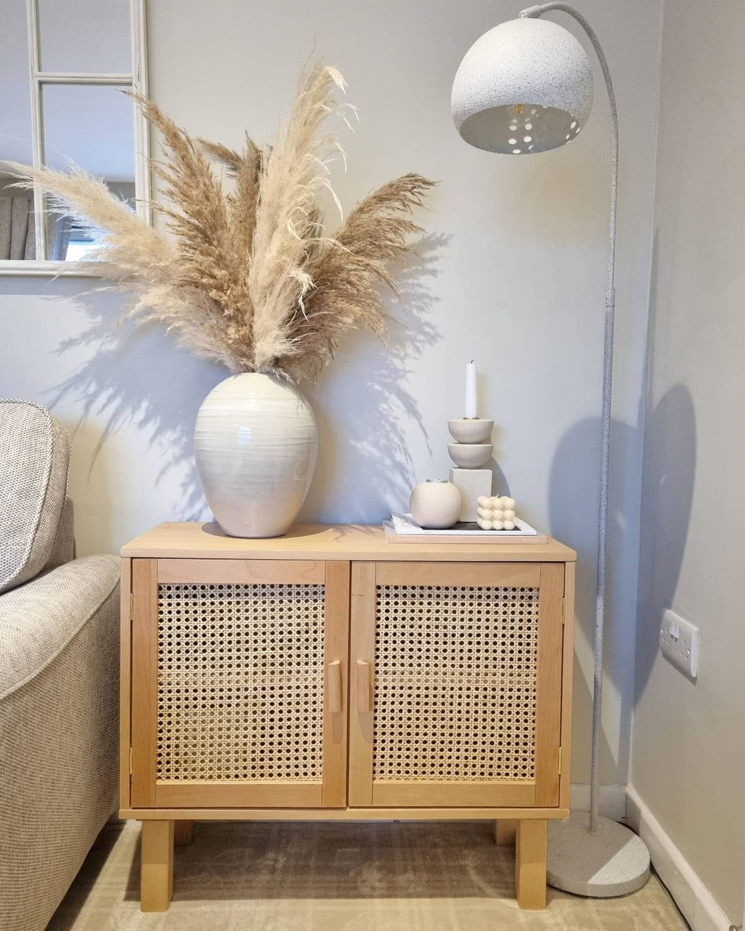 La madera natural se ha convertido en el material estrella de la decoración de estilo nórdico. Y este pequeño mueble auxiliar, una pieza perfecta para sumarnos a esta tendencia con una propuesta estilosa y verátil... ¡que cuesta 50 euros!