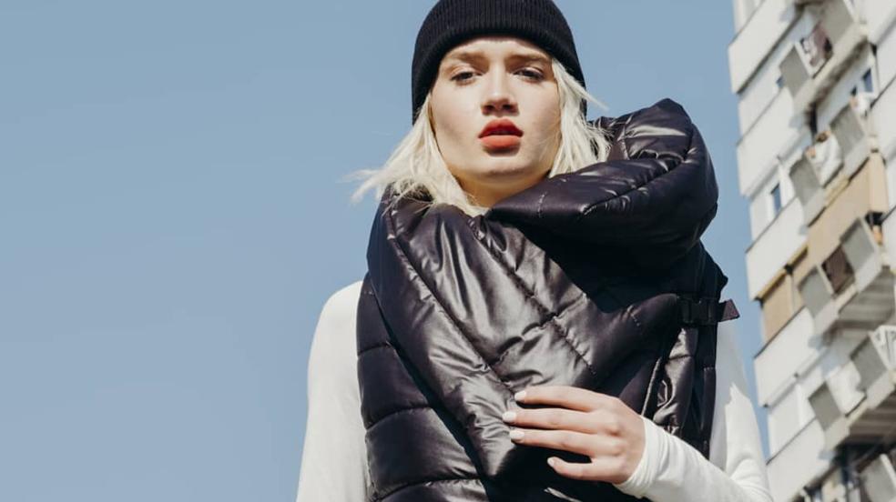 Los chalecos acolchados largos son la prenda tendencia para un look con vestido de punto a la última