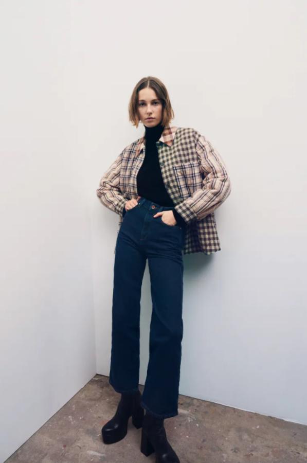 En arena y azul y diseño patchwork, esta sobrecamisa acolchada de Zara viene con cuello de solapa, mangas largas acabadas en puños abotonados y bajo con aberturas laterales. Tiene bolsillo de plastrón en la pechera y cierre frontal de botones metálicos y podemos encontrarla entre las tallas XS y XL por 49,95 euros. 