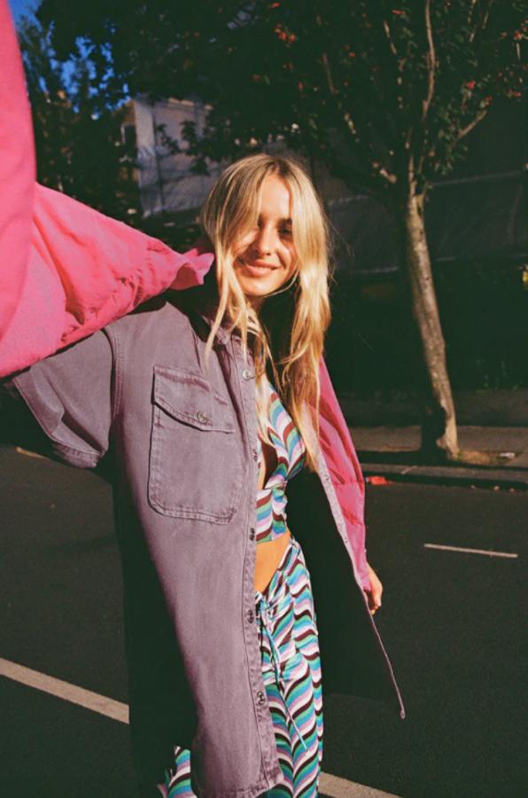 En un precioso color vino, esta sobrecamisa denim en diseño oversize de Zara viene con cuello solapa, mangas largas acabadas en puño y bolsillos de plastrón con solapa en la pechera. Tiene cierre frontal de botones metálicos, cuesta 29,95 euros y está disponible entre las tallas XS y XXL. 