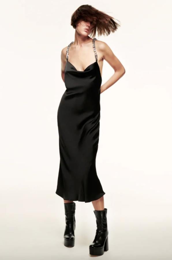 Diseño midi y escote fluido para este vestido satinado negro de Zara que viene con tirantes de eslabones y está disponible entre las tallas XS y XXL por 35,95 euros. 