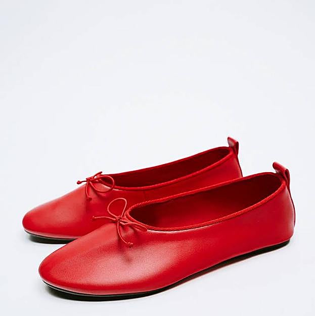 Imagen principal - Bailarinas o merceditas, el zapato cómodo favorito de las francesas para looks románticos