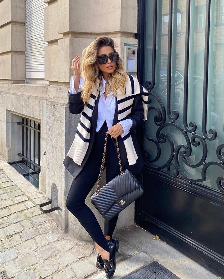 Por último, junta varias tendencias como la del jersye de rayas, los mocasines o la blazer oversize y consigue un look de 10 con los fuseau como este.